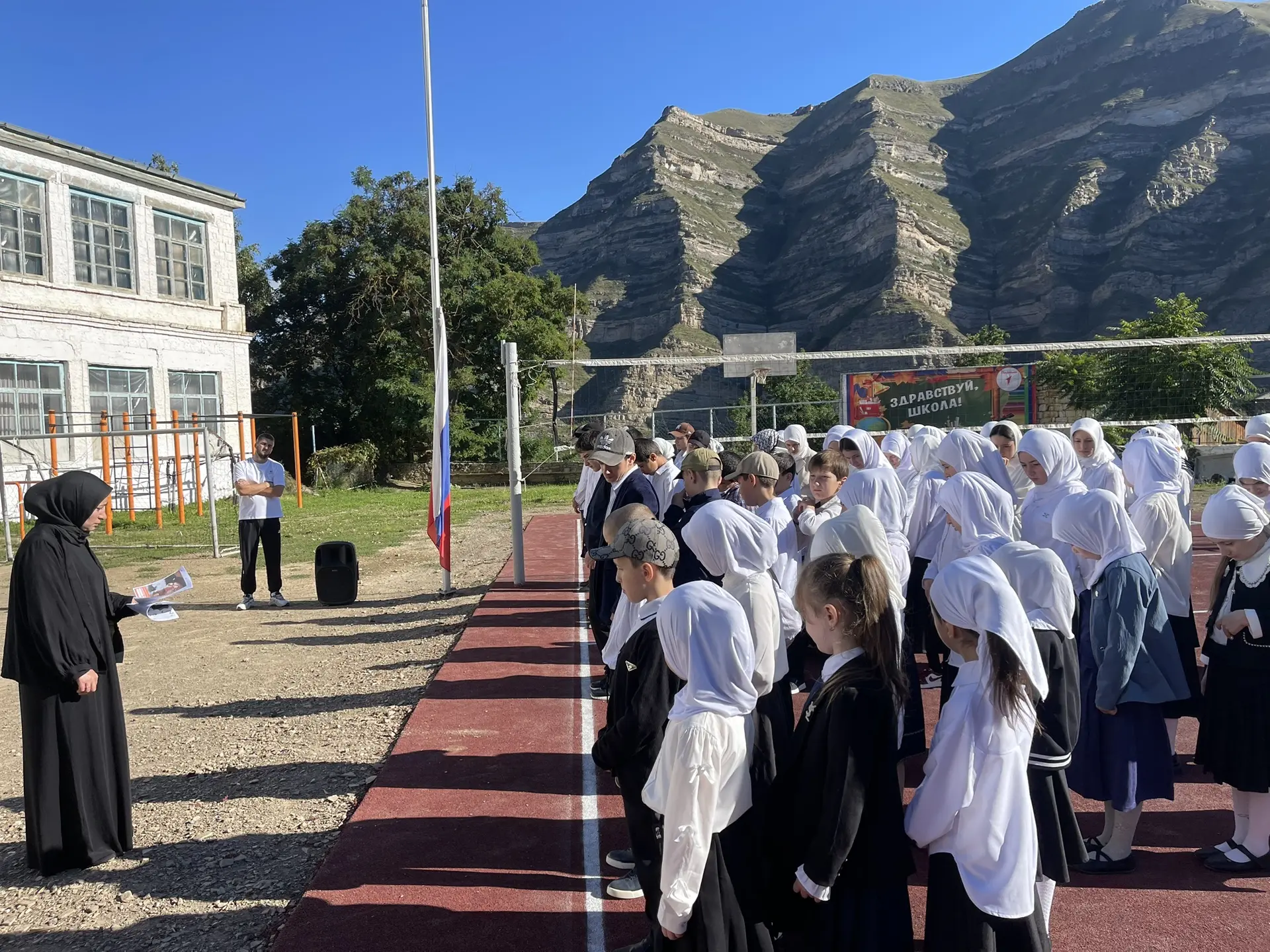 🇷🇺Новая неделя в нашей школе началась с торжественной линейки, посвященной поднятию Г...