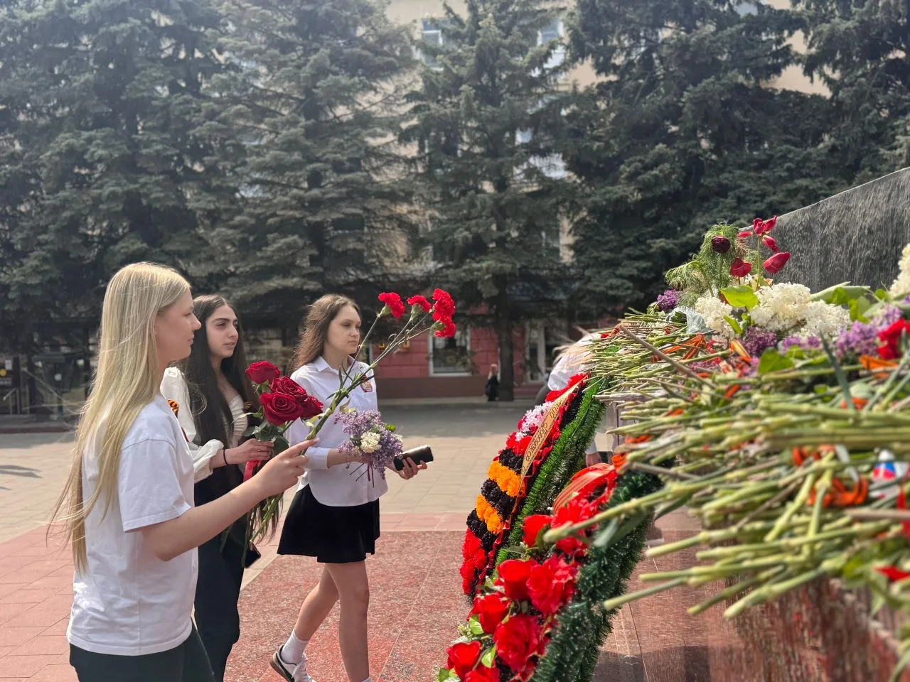 С Днём Победы! Мы помним! Мы гордимся🎗️!   Сегодня обучающиеся нашего лицея вместе с классными руков