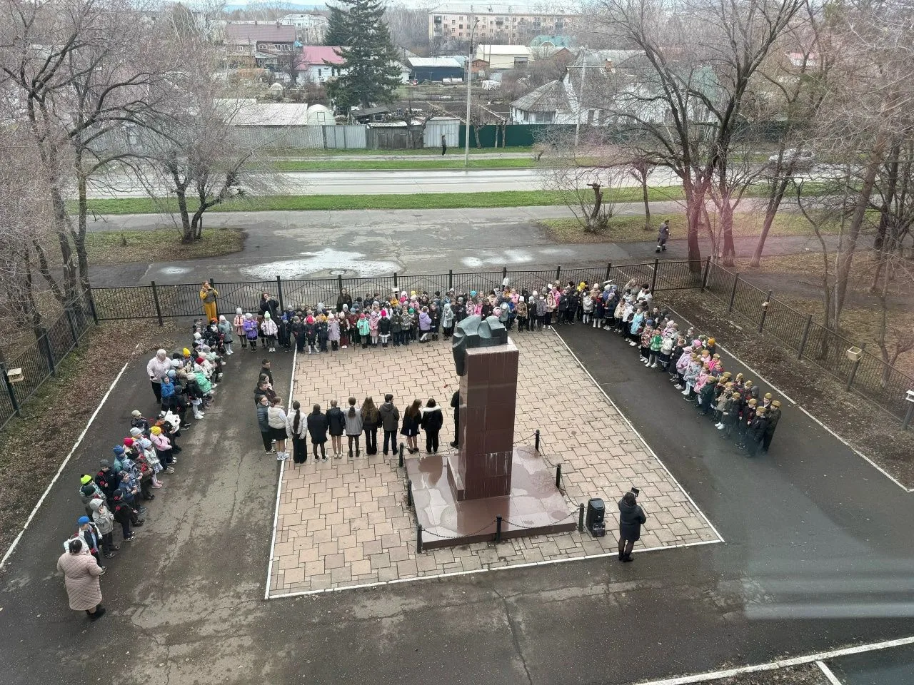 🇷🇺🎉Торжественный митинг в честь Дня Победы🎉🇷🇺 6 мая учащиеся 1 и 2 классов нашей школы приняли участ