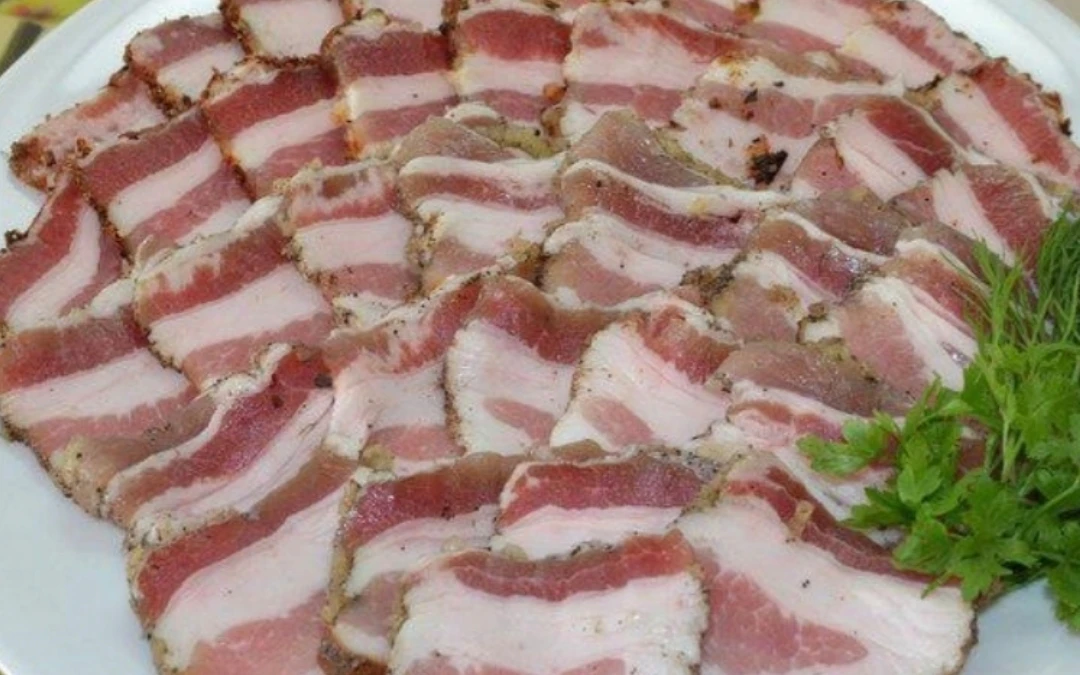 ВКУСНЕЙШЕЕ САЛО ПО-ДОМАШНЕМУ

Ингредиенты:
 Грудинка - 500-600 гр
 Чеснок - 6-7 зубчиков
 Перец черн