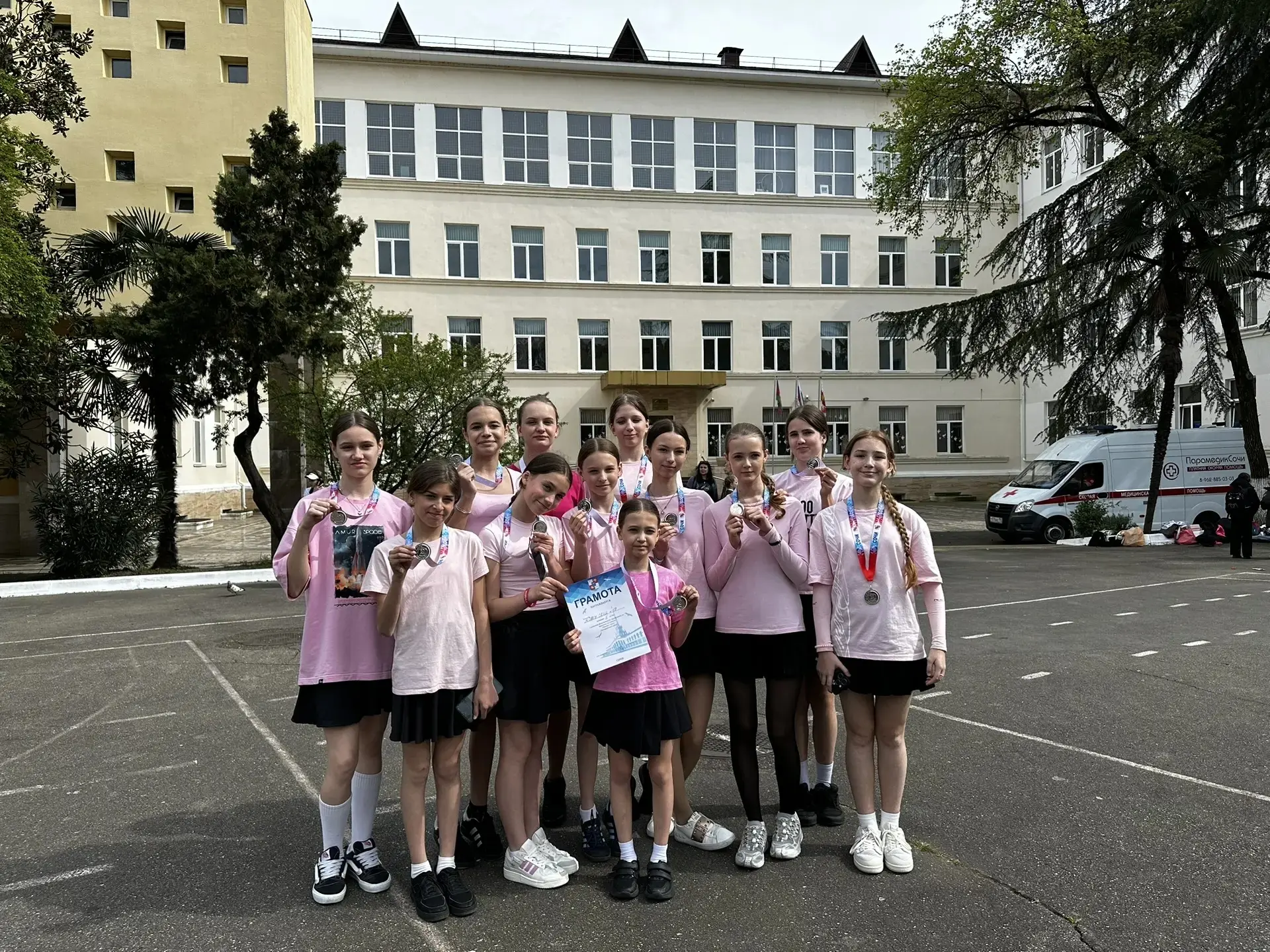 🎉Команда юных спортсменок, представляющих нашу школу в  городском конкурсе по прыжкам на скакалках "