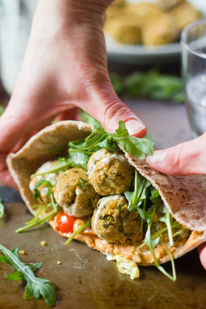 #рецепты_VEGAN

ФАЛАФЕЛЬ ИЗ КИНОА

1/3 стакана киноа
1/2 чашки овощного бульона 
2/3 чашки приготовл