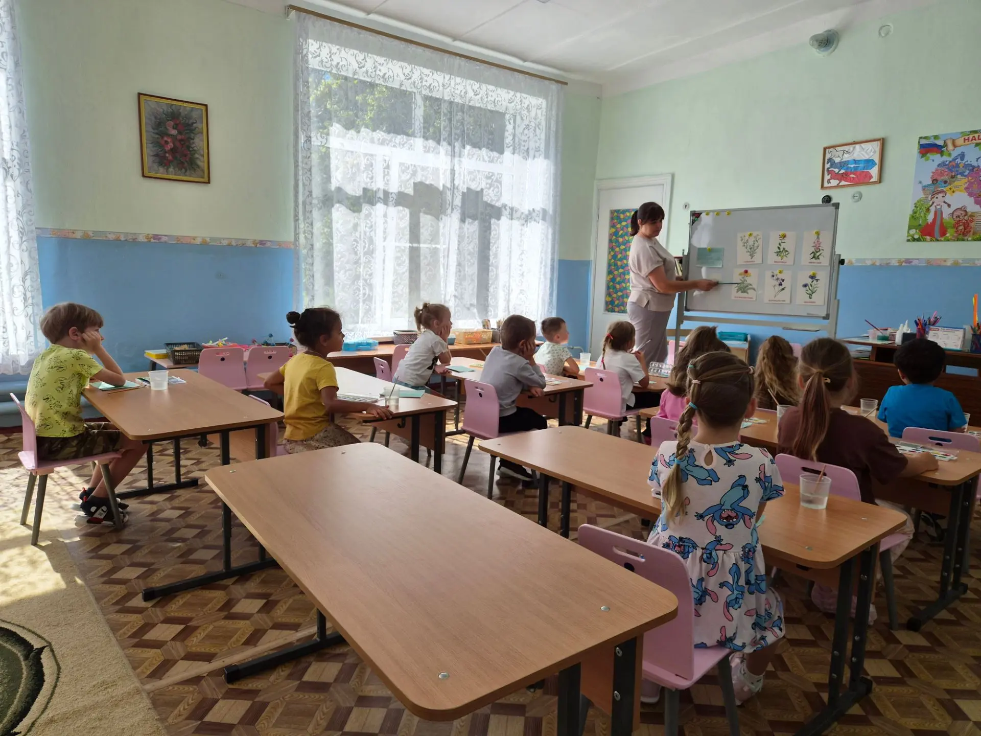 В старшей группе прошло занятие по рисованию на тему «Укрась платочек ромашками» 🌼
