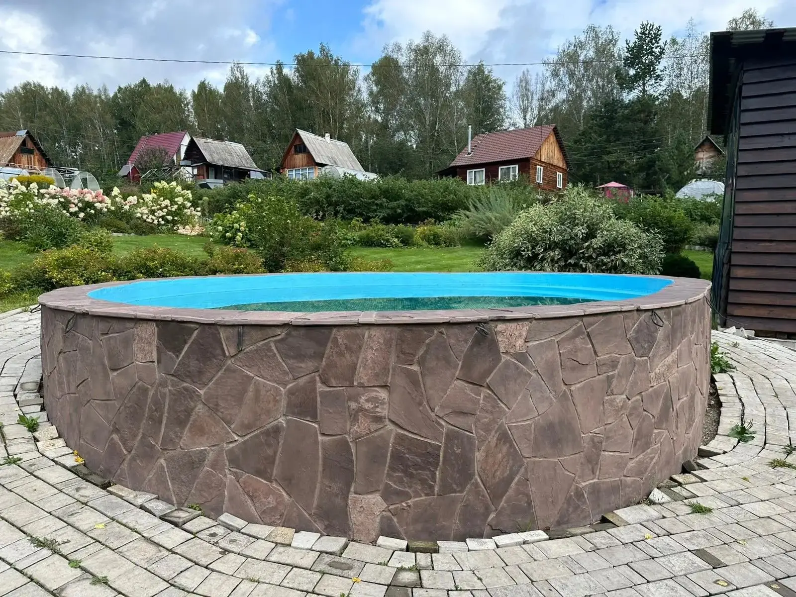 Бассейн, который стал частью ландшафта