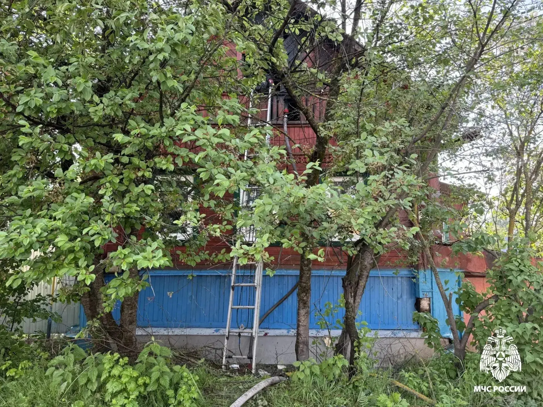 💥 В Галиче пожарные не дали сгореть жилому дому  Вечером 24 мая около пяти часов произошло возгорани