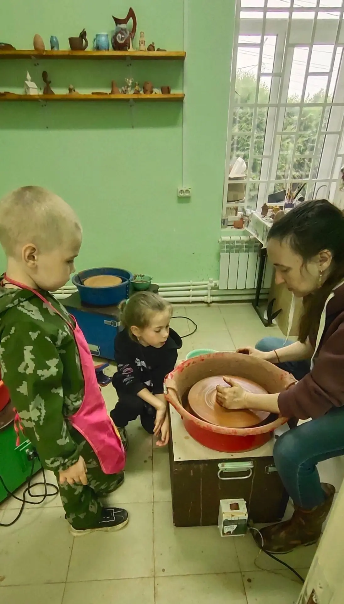 В летние каникулы дети из Дома творчества продолжают развиваться и посещать интересные места . Вот и