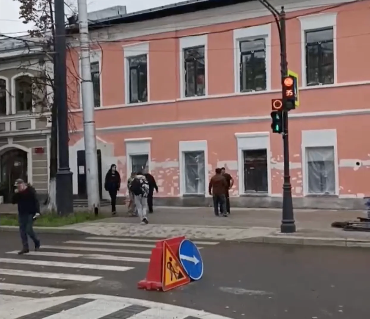 В Вологде приступили к покраске фасада здания Вечерней школы № 1