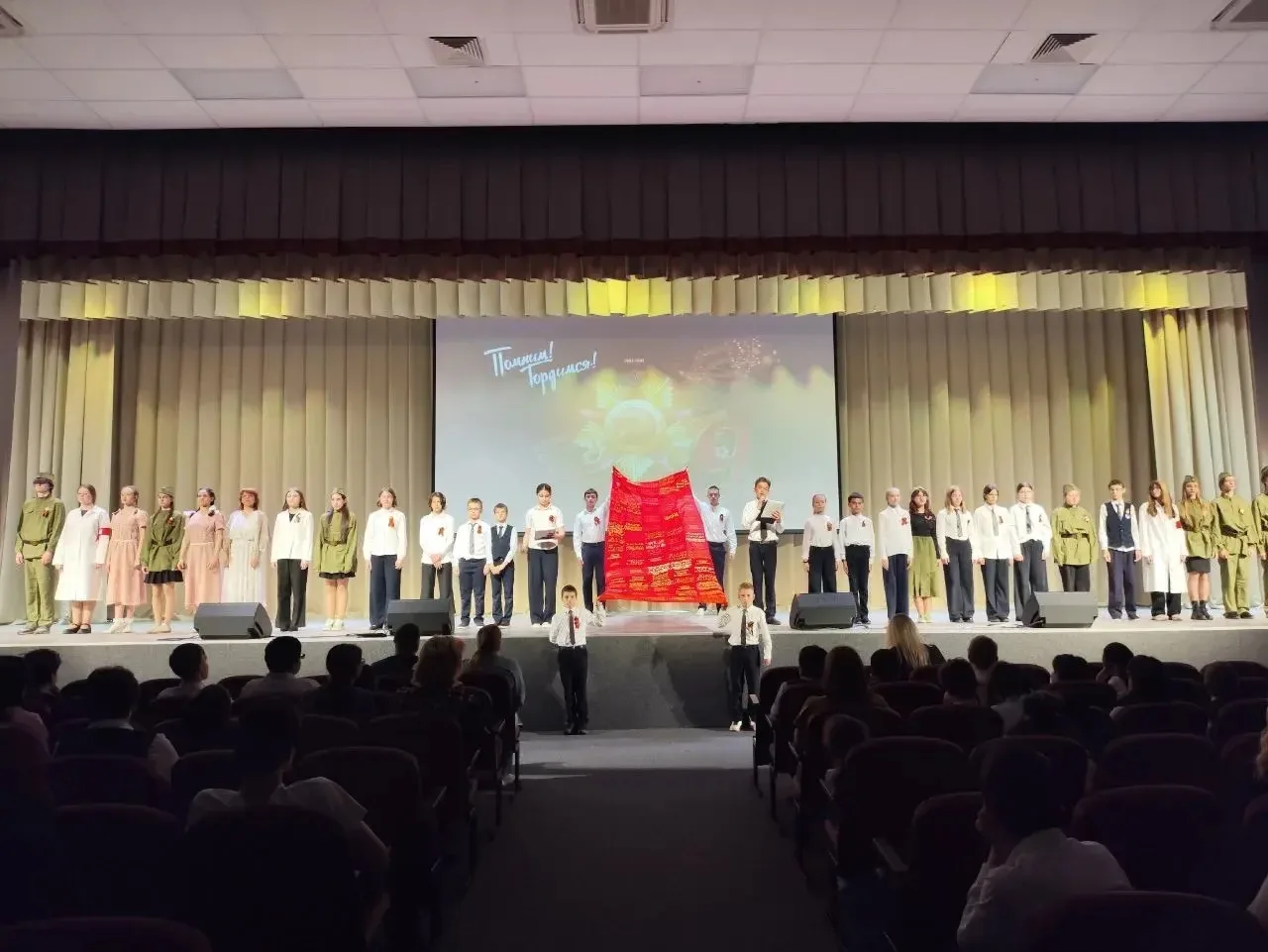🔥 Большой праздничный концерт прошел в стенах нашей школы! 🇷🇺 Мы отметили День Победы ярко, талантли
