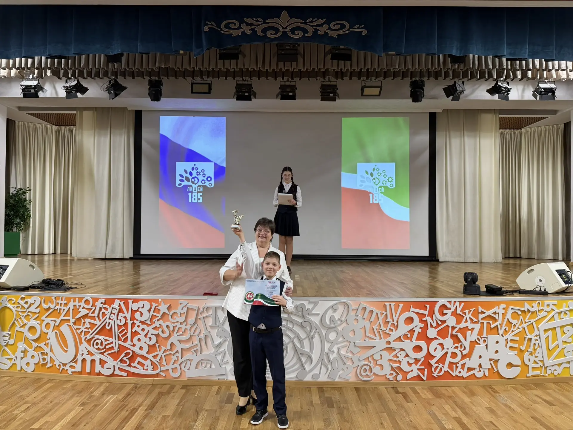 🌅 Традиционно утро понедельника в нашем лицее началось с церемонии выноса флага и исполнения гимнов 