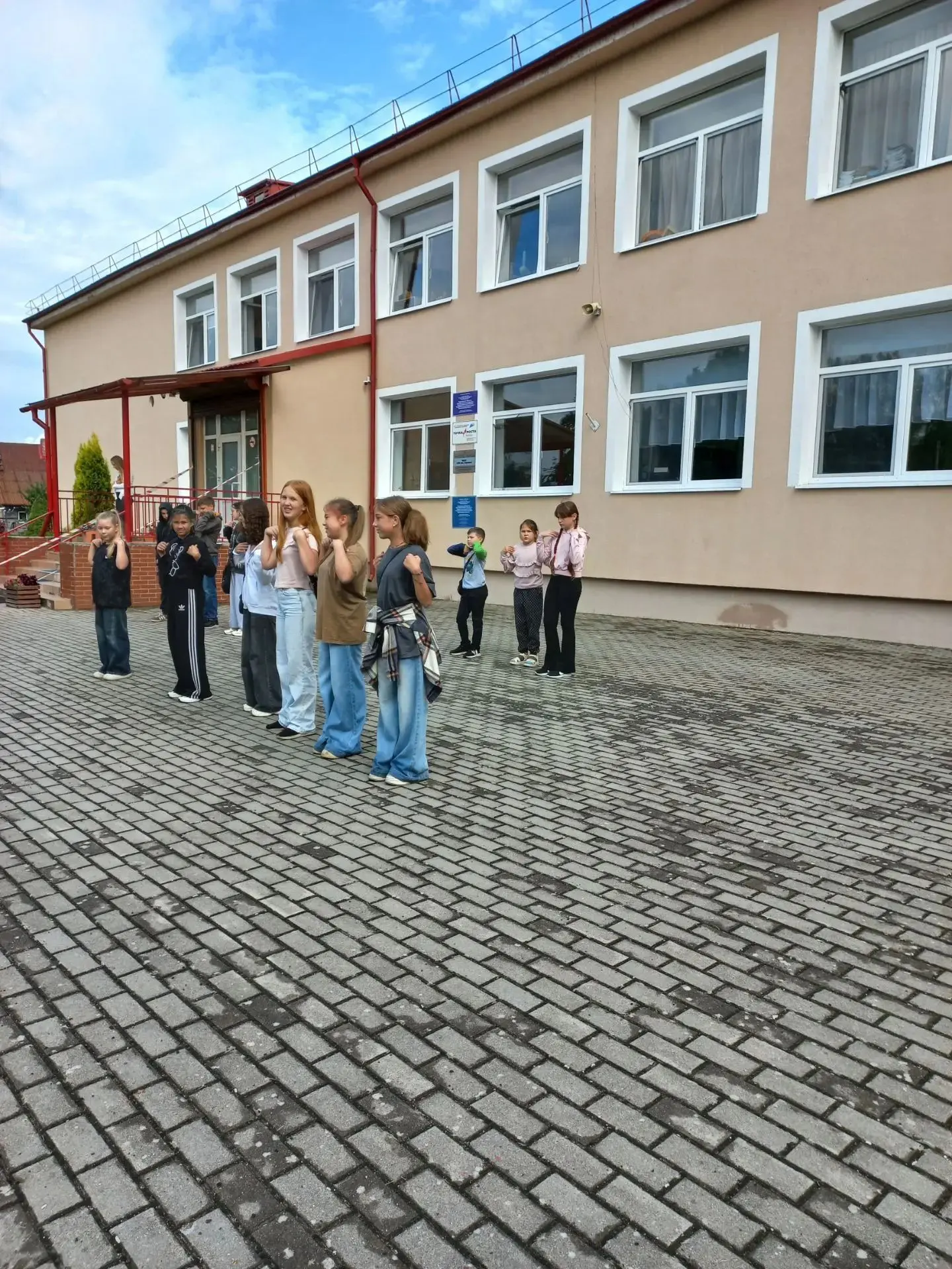В нашем пришкольном лагере прошёл очередной день. Он начался с бодрящей утренней зарядк...