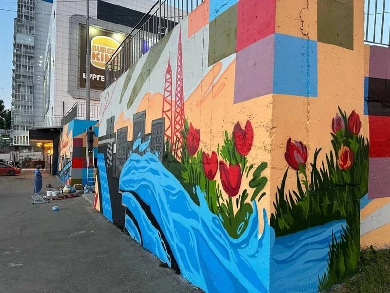 🎨 Новый мурал появился в Иркутске. 

Художница Анастасия Пермякова посвятила его Иркутской ГЭС. На 