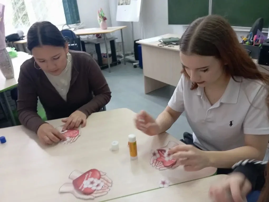 🇷🇺 В единстве наша сила!  По инициативе ШУС в школе прошла творческая акция, посвященная Дню воссоед
