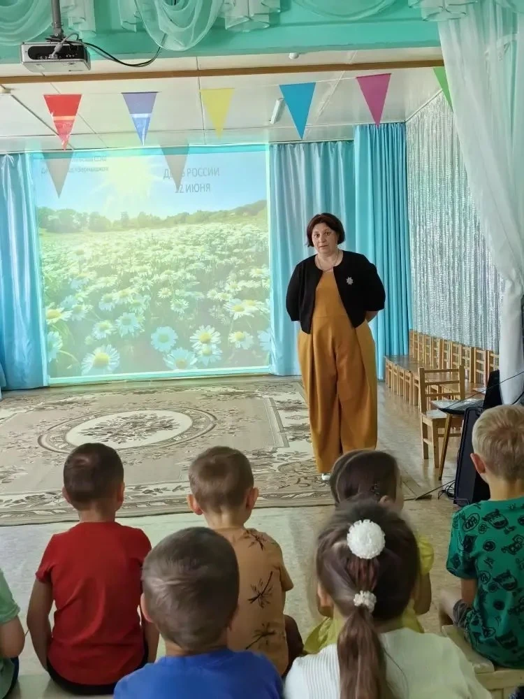 Дошкольное отделение «Зёрнышко»:
12 июня наша страна празднует День России 🇷🇺
Россия- страна с тыс