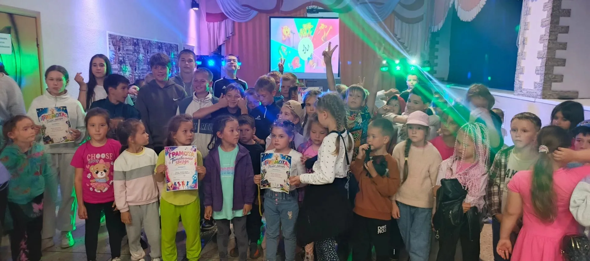 🎯 День закрытия смены: бодро, умно и очень весело!
Утро начали с зарядки — зарядились энергией на в