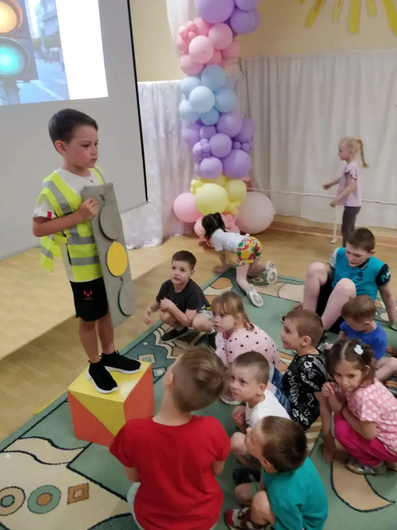 В нашем детском саду прошло увлекательное и познавательное развлечение «В гостях у Светофорчика»! 🚦