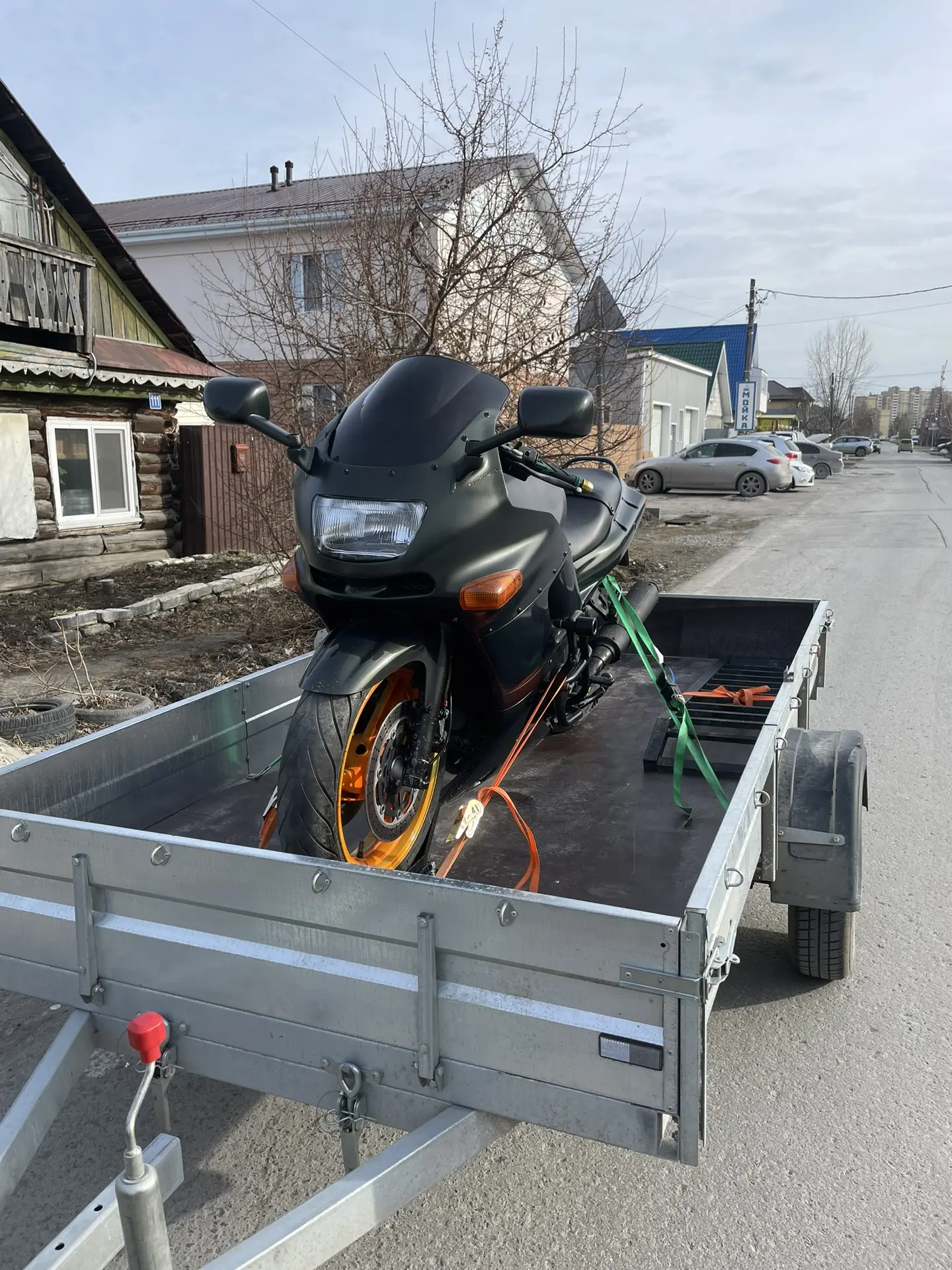 Вчерашние доставки по Тюмени, zzr400 в сервис, HD в сервис, эндуро покупателя. В суббот...