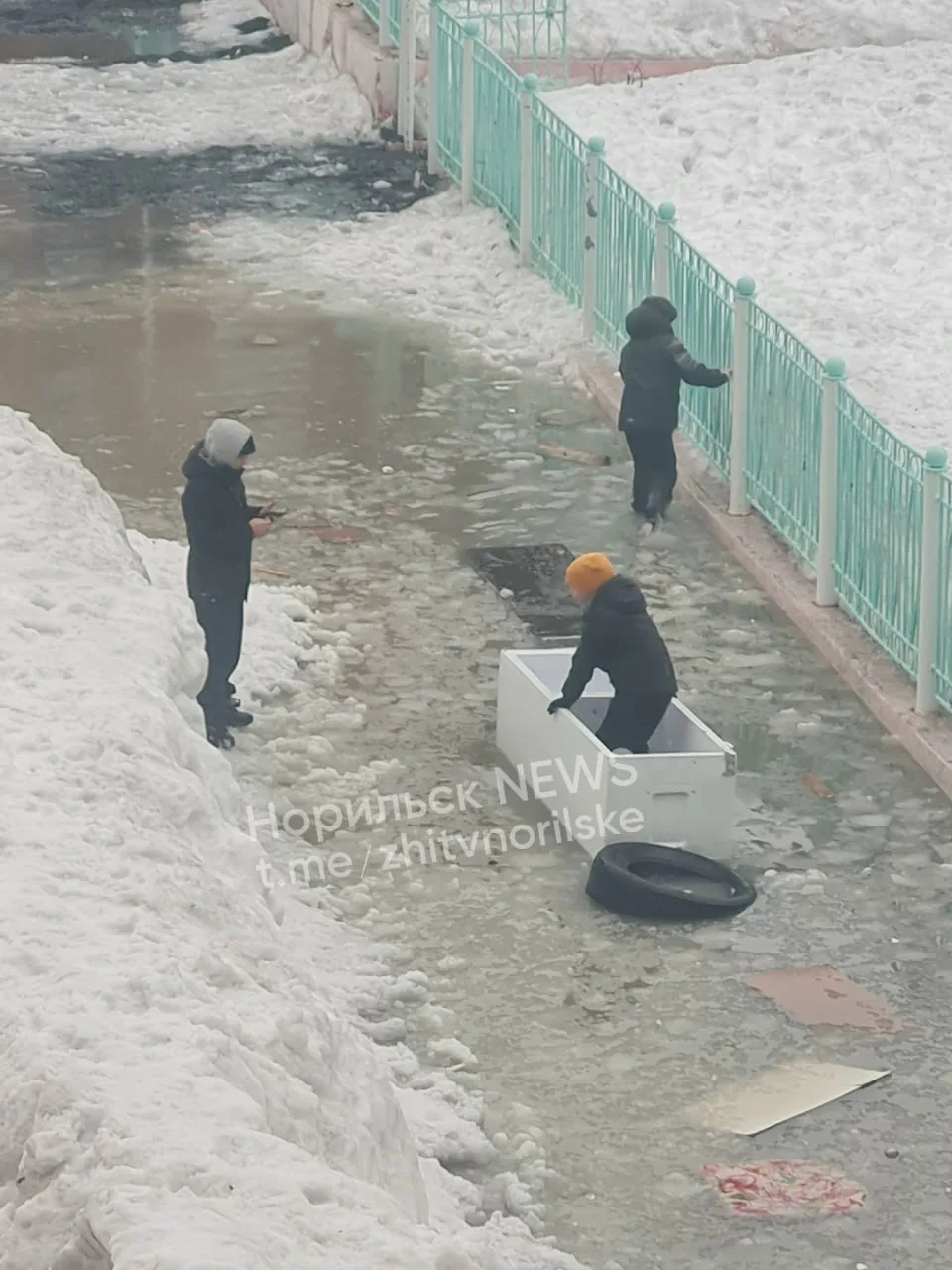 Молодежь Норильска себе не изменяет. В этом году также устраивали заплыв в холодильнике 😁