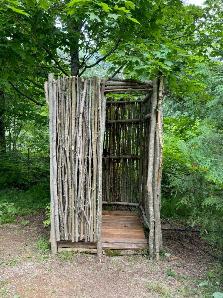 Лесной душ без костра: солнечный нагрев и полиэтилен🌲

В долгом походе вопрос гигиены стоит остро, 