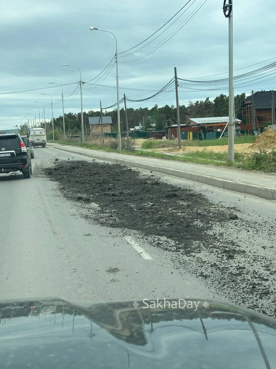 Самосвал рассыпал землю по Покровскому тракту возле магазина Аартык.Неравнодушный гражданин догнал с