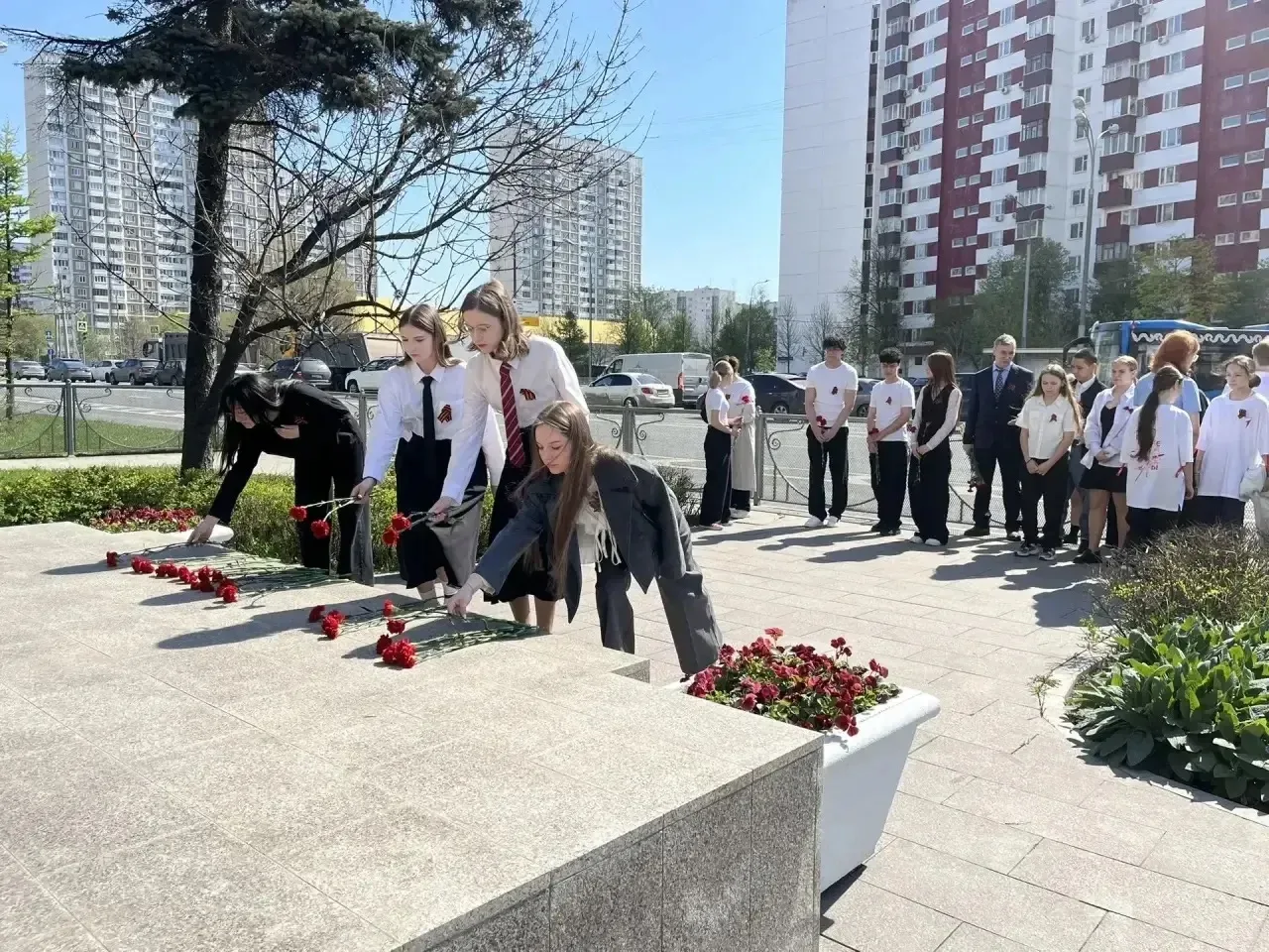 Память жива: «Красные гвоздики» и наша забота о героях!🕯️  Волонтеры отряда «Горящие сердца» и учени