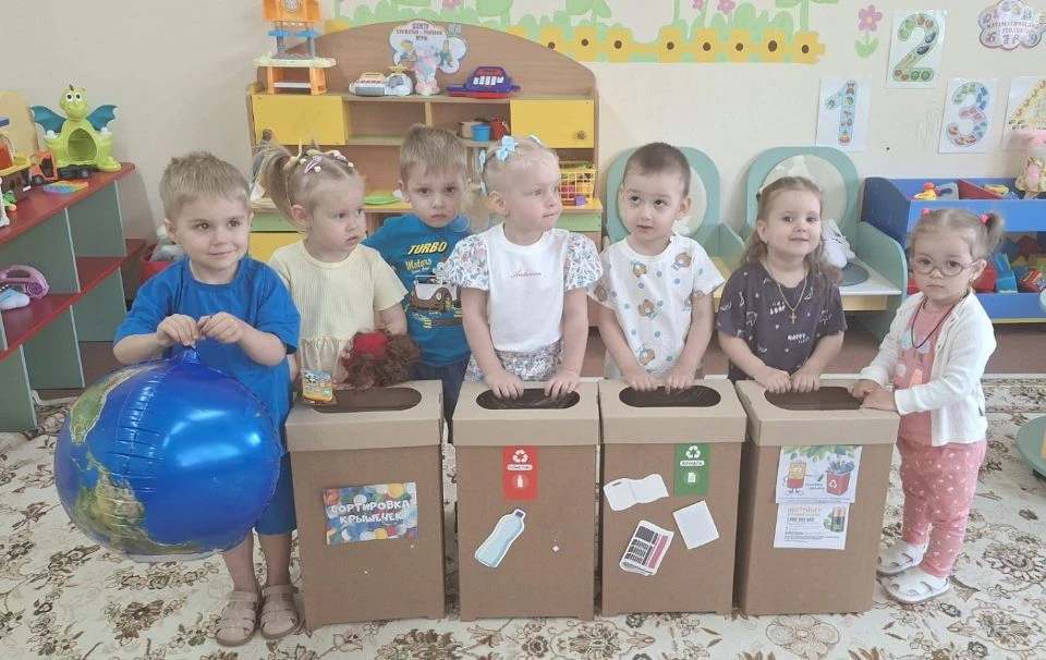Сегодня у ребят группы "Здоровячки" 
прошла беседа на важную и полезную тему- "Сортировка мусора" 🌍