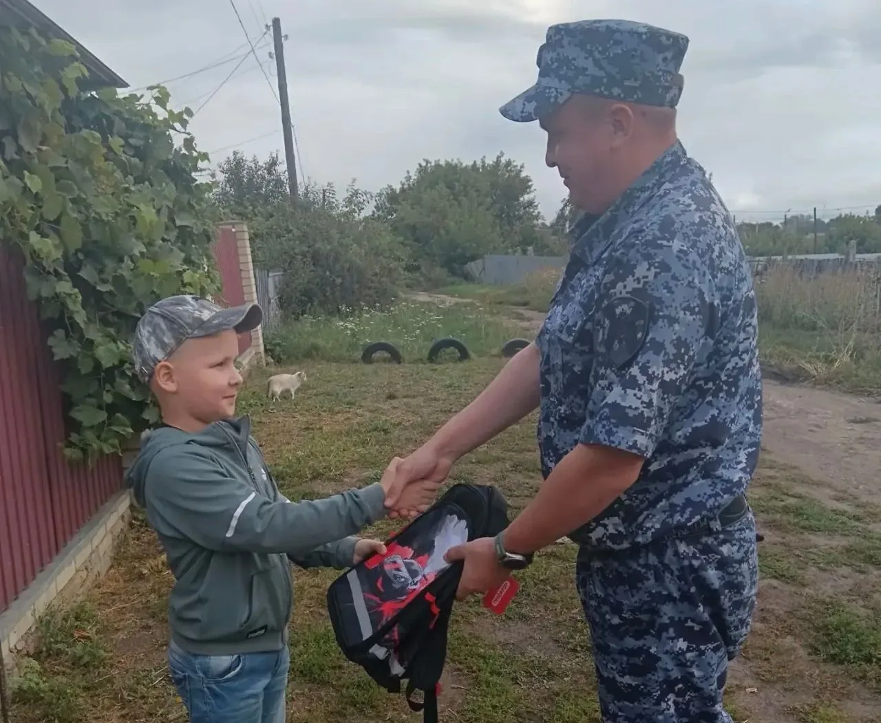 🎒 В Пензенской области росгвардейцы вручили будущим первоклассникам школьные рюкзаки к...