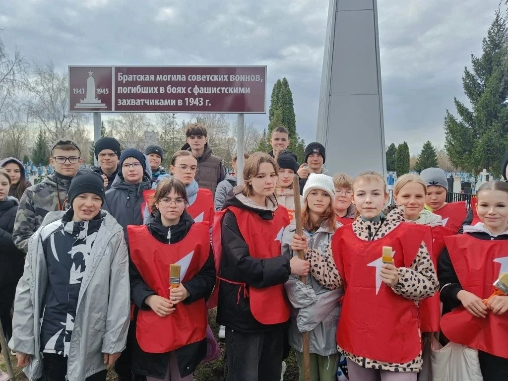 СУББОТНИК ПАМЯТИ ⭐⭐⭐⭐⭐⭐⭐⭐ Говорят, человек жив, пока о нем помнят. 🎓Ученики школы №3 доказали это де