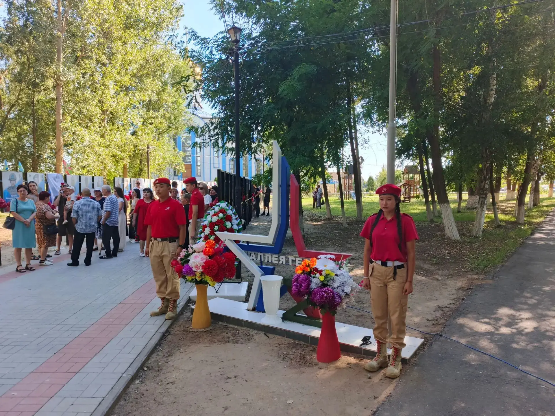 Сегодня на Аллее Героев в парке Мира поселка Лиман состоялась торжественная церемония о...