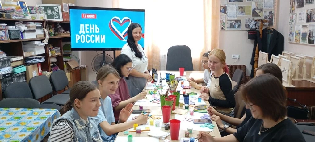 Сохраняя традиции: в Володарском Доме культуры прошел мастер-класс ко Дню России 🇷🇺

В преддверии 