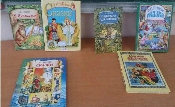 8 июня день детей 15 группы начался с знакомством с произведениями А. с. Пушкина.
В книжном уголке г