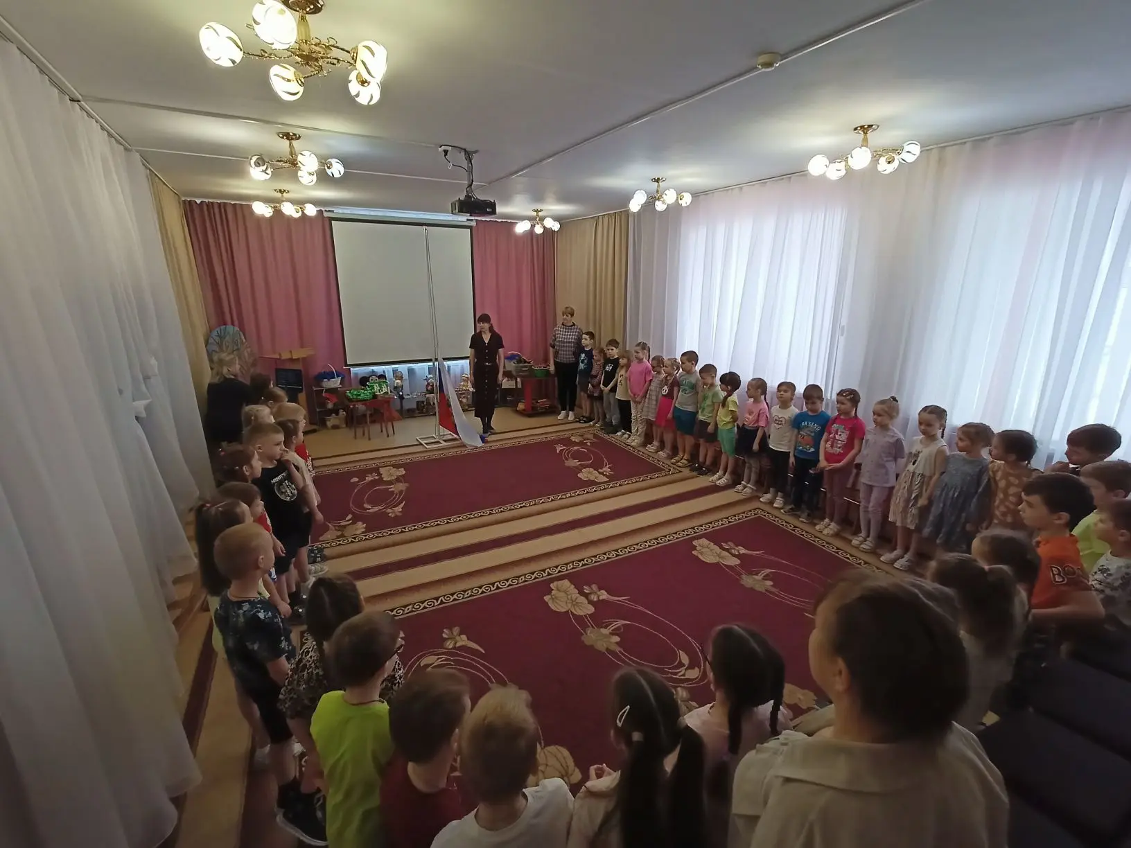 Каждый понедельник у нас начинается с торжественного поднятия флага 🇷🇺 и дружного исп...