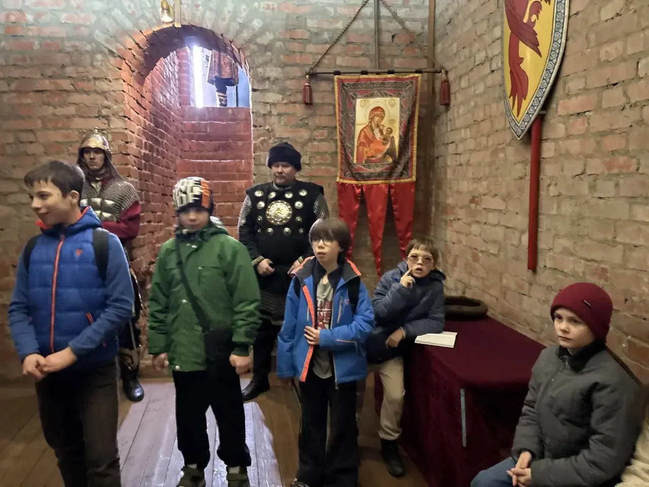 Сказ о том, как доблестный 5 «И» крепость Коломенскую покорял  🗺️ Наши пятиклассники побывали в путе