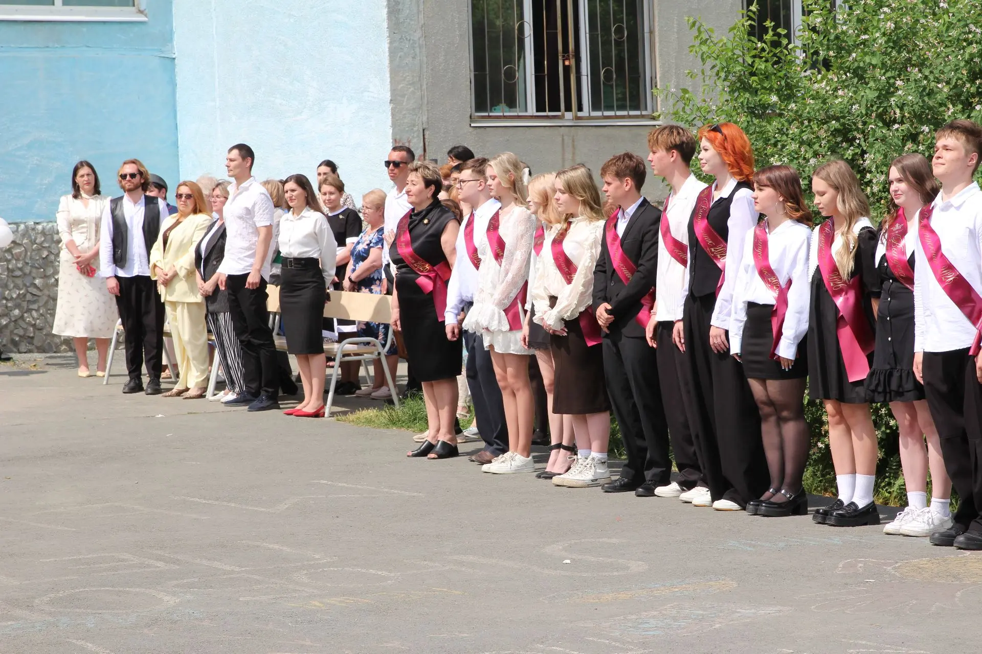 🛑Особенный день для одиннадцатиклассников!   🎓Для всех выпускников 11-х классов прозвенел последний 