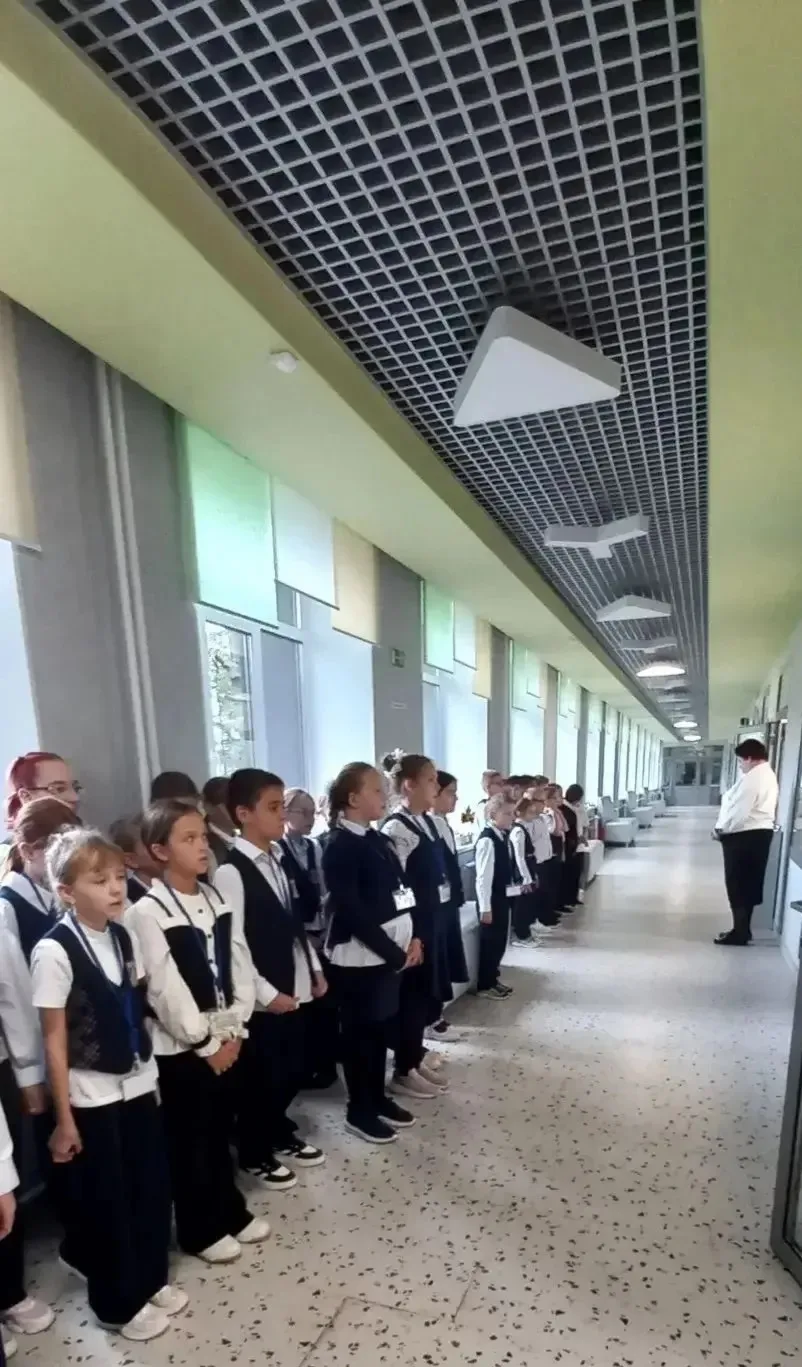 Новая неделя традиционно началась с торжественной линейки, гимнов РФ и Кузбасса.