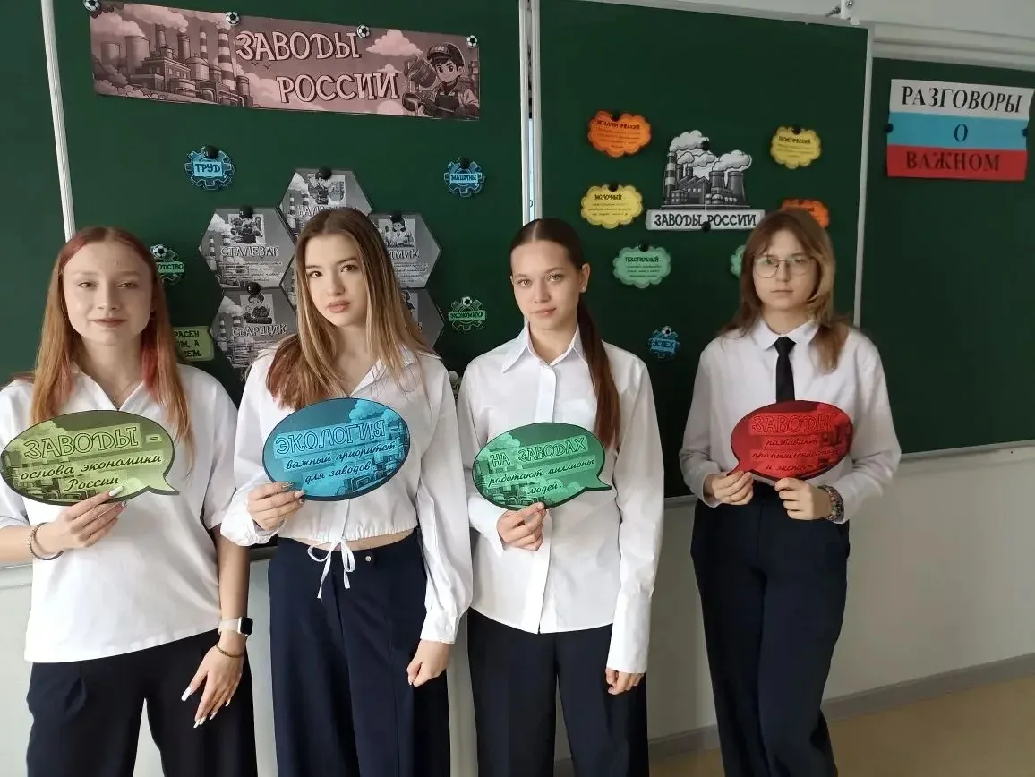 🌷📚Начинаем новую неделю с поднятия государственного флага России🇷🇺, исполнения государственного гимн