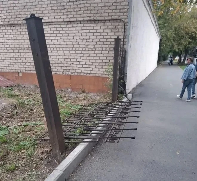 На школьницу упал металлический забор в Магнитогорске.