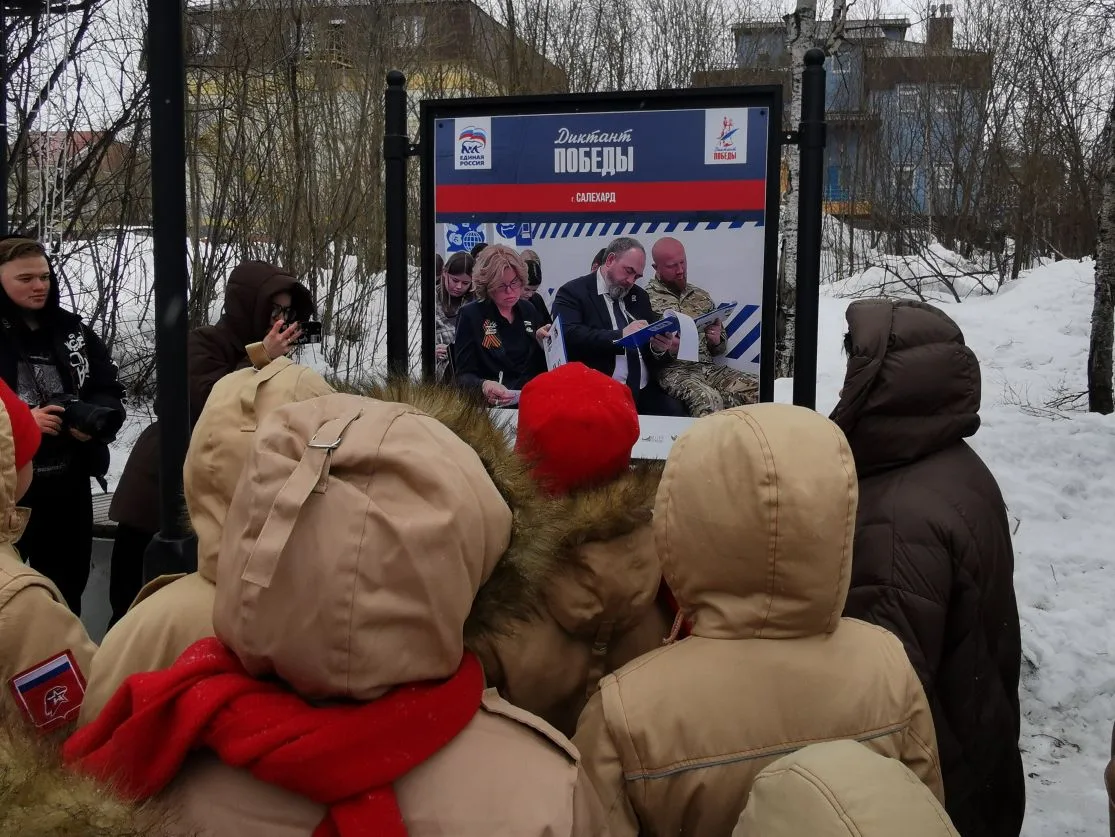 На пешеходной улице Ленина в Салехарде открылась фотовыставка, посвященная международно...