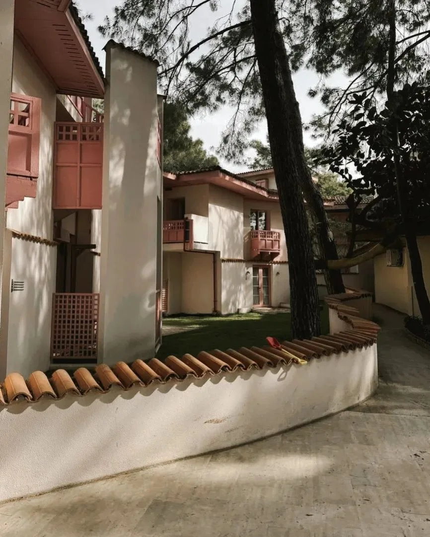Ulusoy Kemer Holiday Club 5* — отель с вайбом старого города в окружении сосен