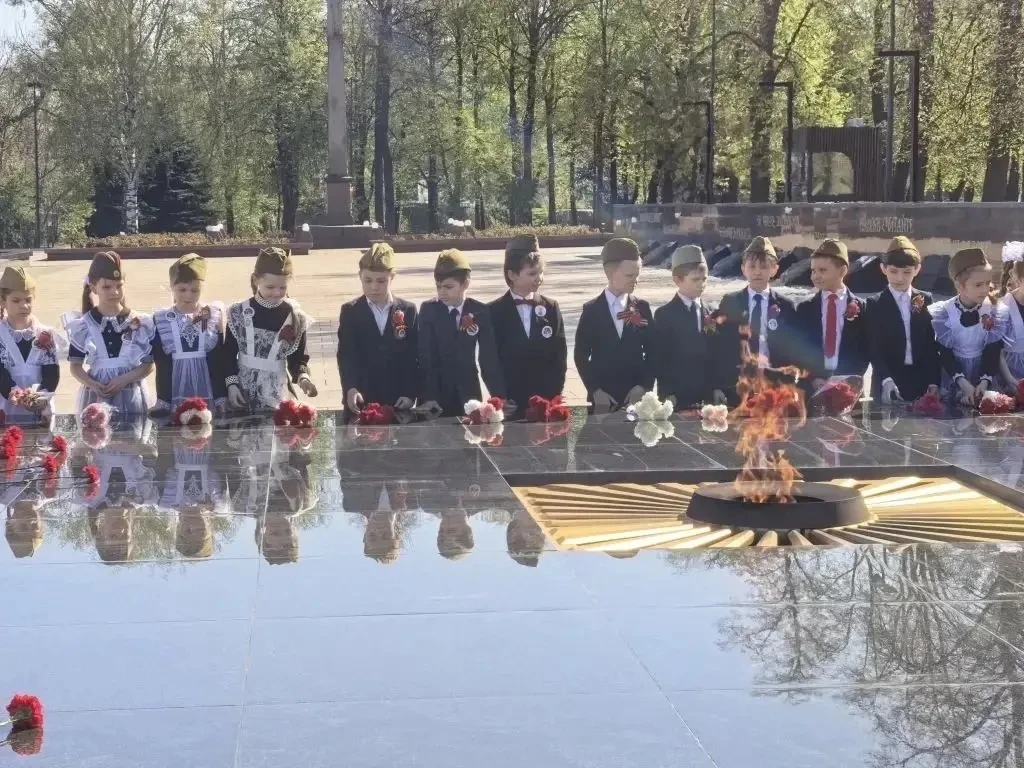 ВОЕННЫЕ ПЕСНИ В КРЕМЛЕ 7 мая у Вечного огня ученики 1 «а» и 3 «д» классов, после возложения цветов, 