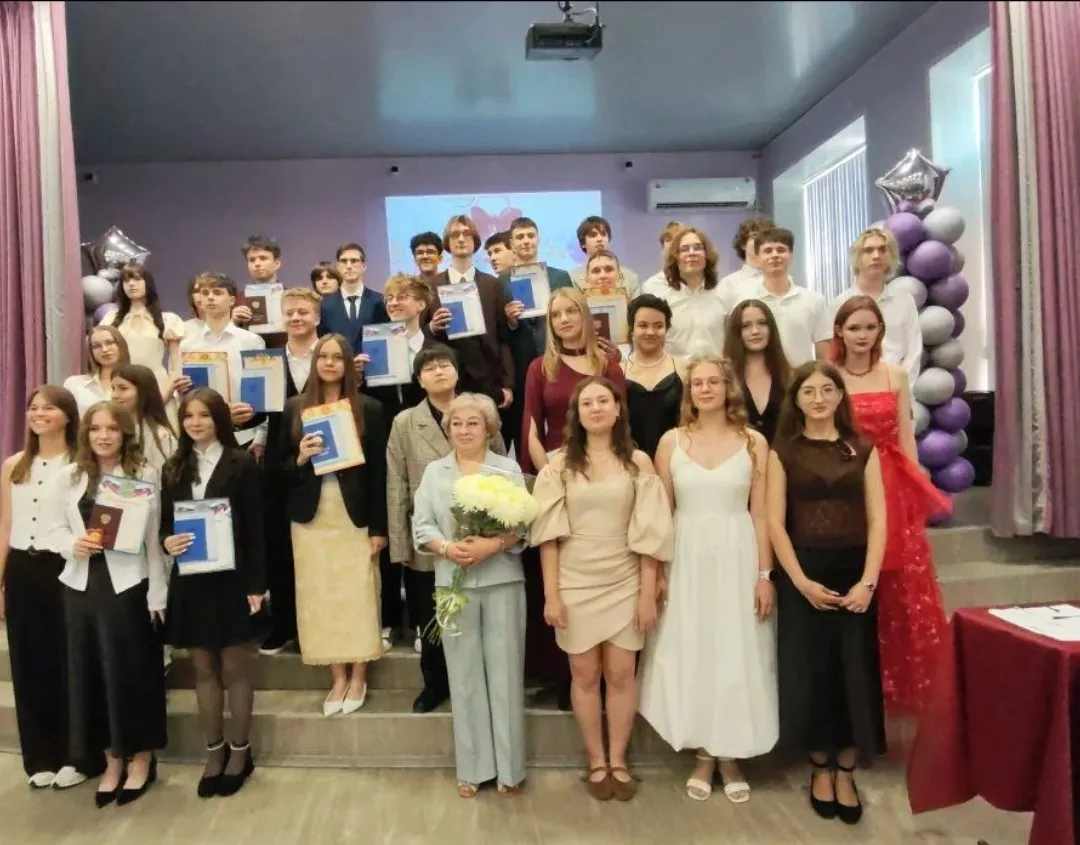 Сегодня наши выпускники простились с любимой школой и отправились в большое путешествие: в взрослую 