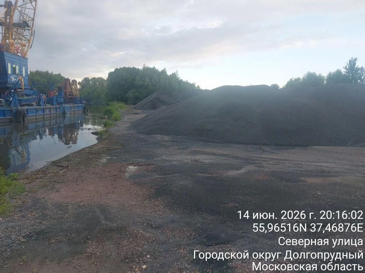 Вот что творится на берегу Клязьмы после дождя. Все стекает в речку!!! Может все таки стоит обратить