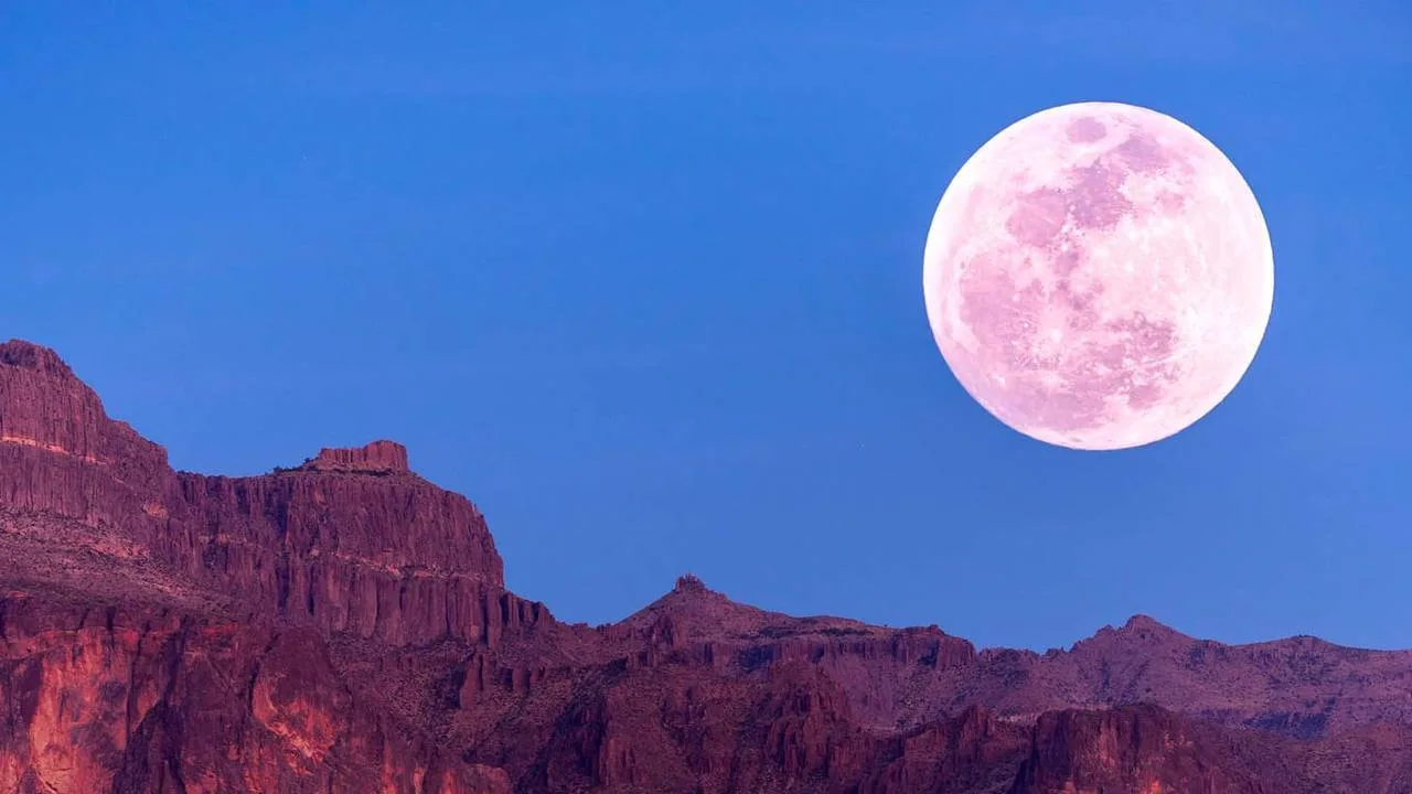 🌕 В ночь на 30 июня над Воронежем взойдёт «Клубничная» Луна.

Пик полнолуния наступит в 02:57. Спут