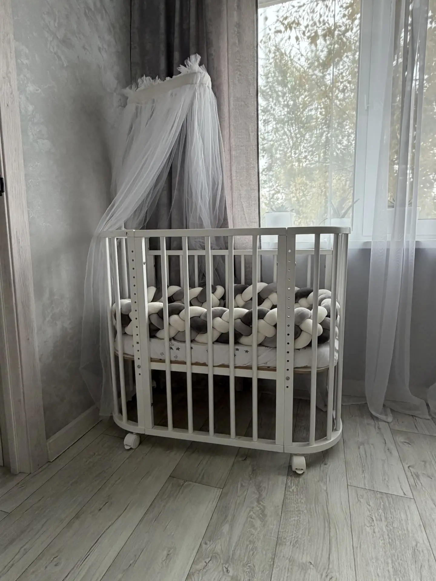 Продам  белую детскую кроватку после 1 ребенка с балдахином. 7500₽ 89878400400