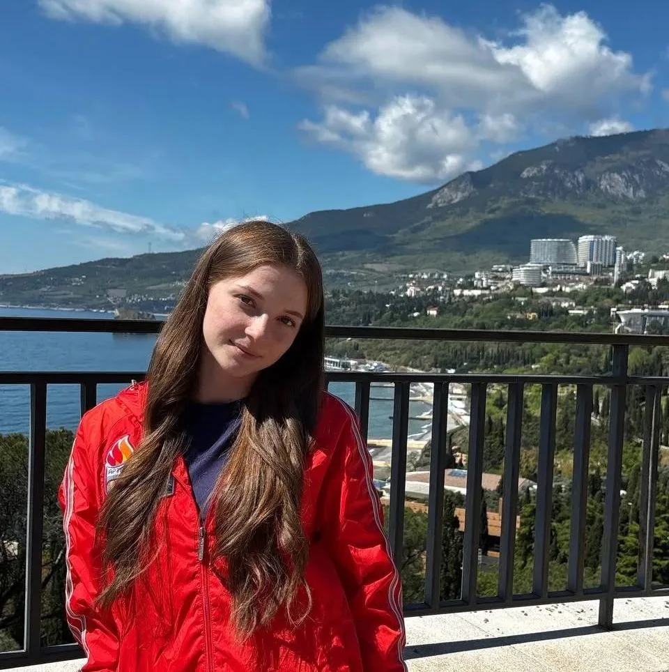 Давыдовская школьница Карина Коваленко побывала в легендарном «Артеке» ⬇️