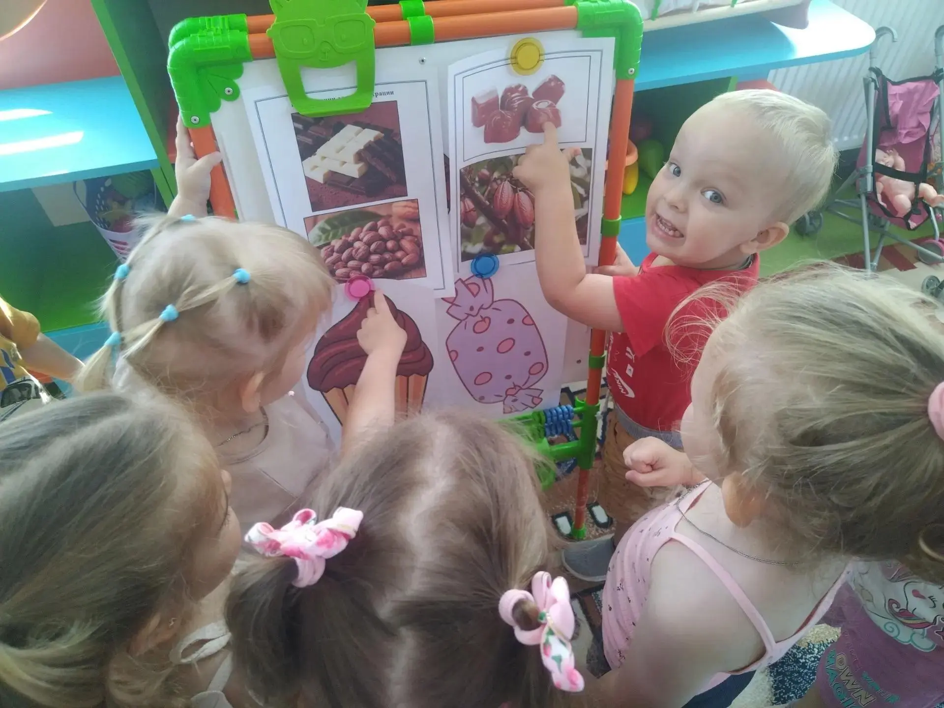 🎨 Сладкий праздник без единой конфетки — зато сколько творчества! 🎉
Сегодня в нашем детском саду о