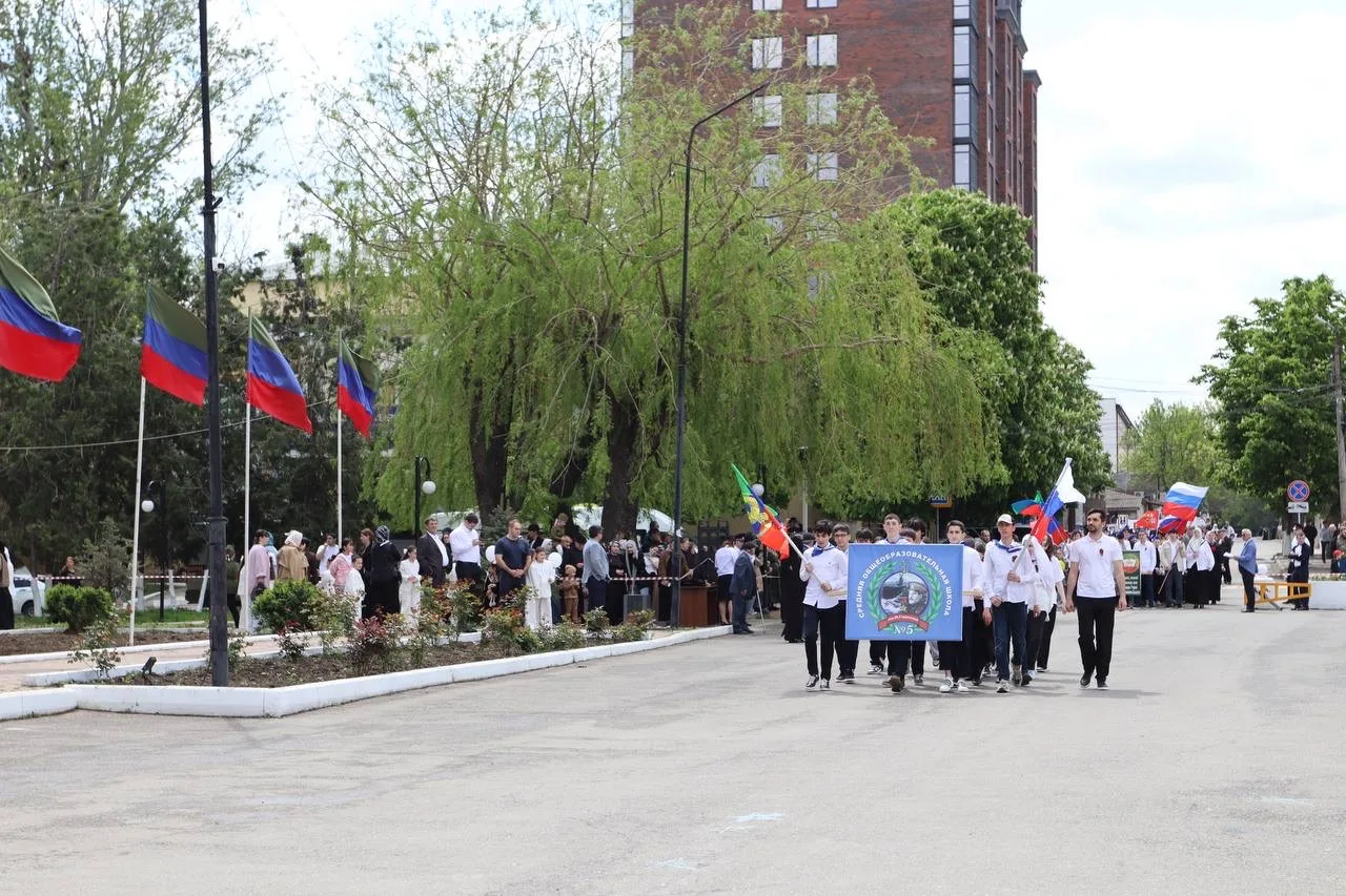 🎖 Большой фоторепортаж с торжественного митинга, прошедшего в Буйнакске в честь празднования 81-й го