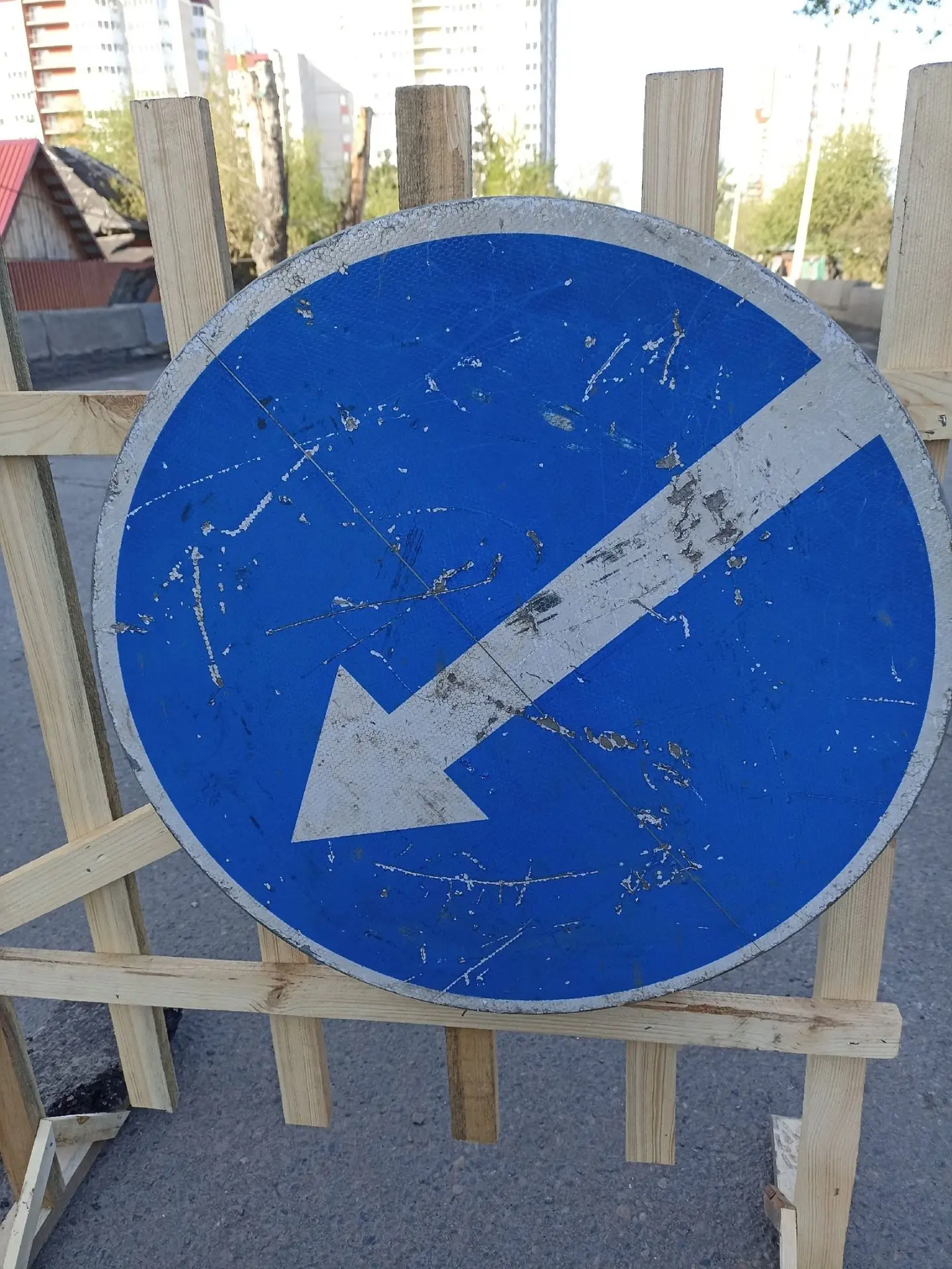 ⚠️ Ул. А. Петрова, 4. Специалисты Росводоканал Барнаул устраняют повреждение водопровода диаметром 1