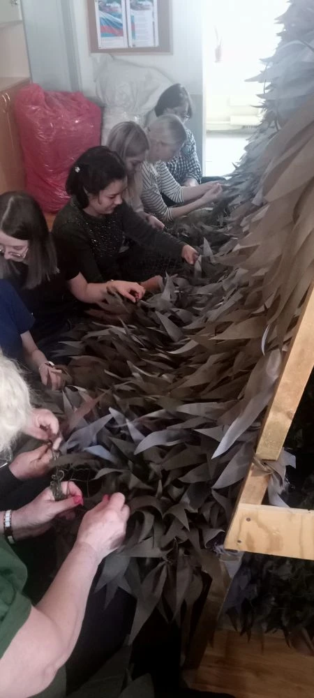 🪖Наша большая школьная семья дружно плетет маскировочные сети для защиты бойцов на СВО.