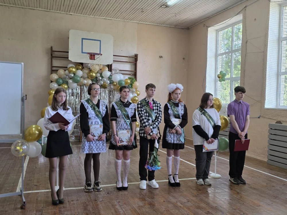 🔔 Последний звонок прозвучал!
Сегодня наши выпускники попрощались со школой — с улыбками, слезами р