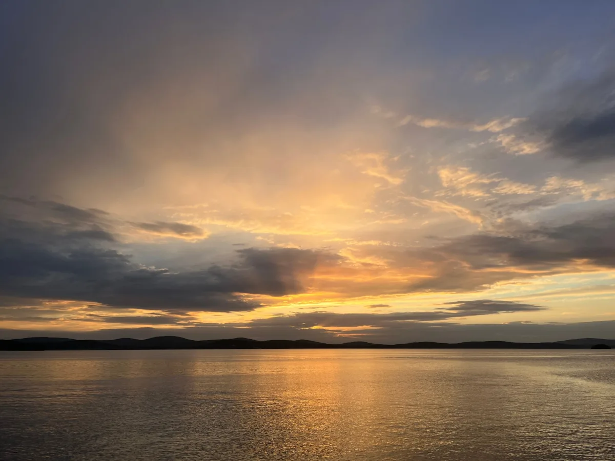 Когда настроение ищет отражение — оно находит его в этих кадрах 🌅🌊